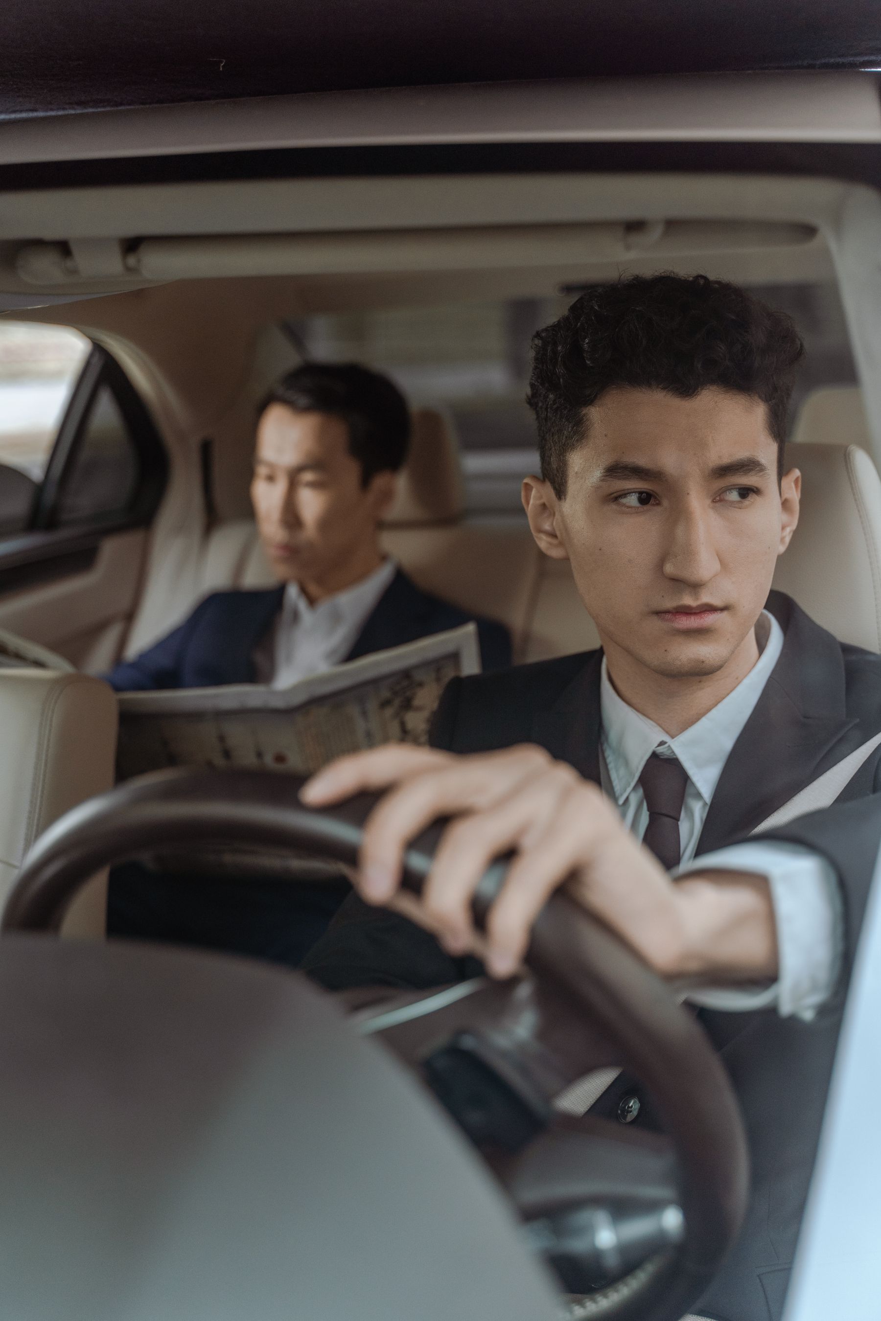 Professionele chauffeur met reiziger in de achterbank
