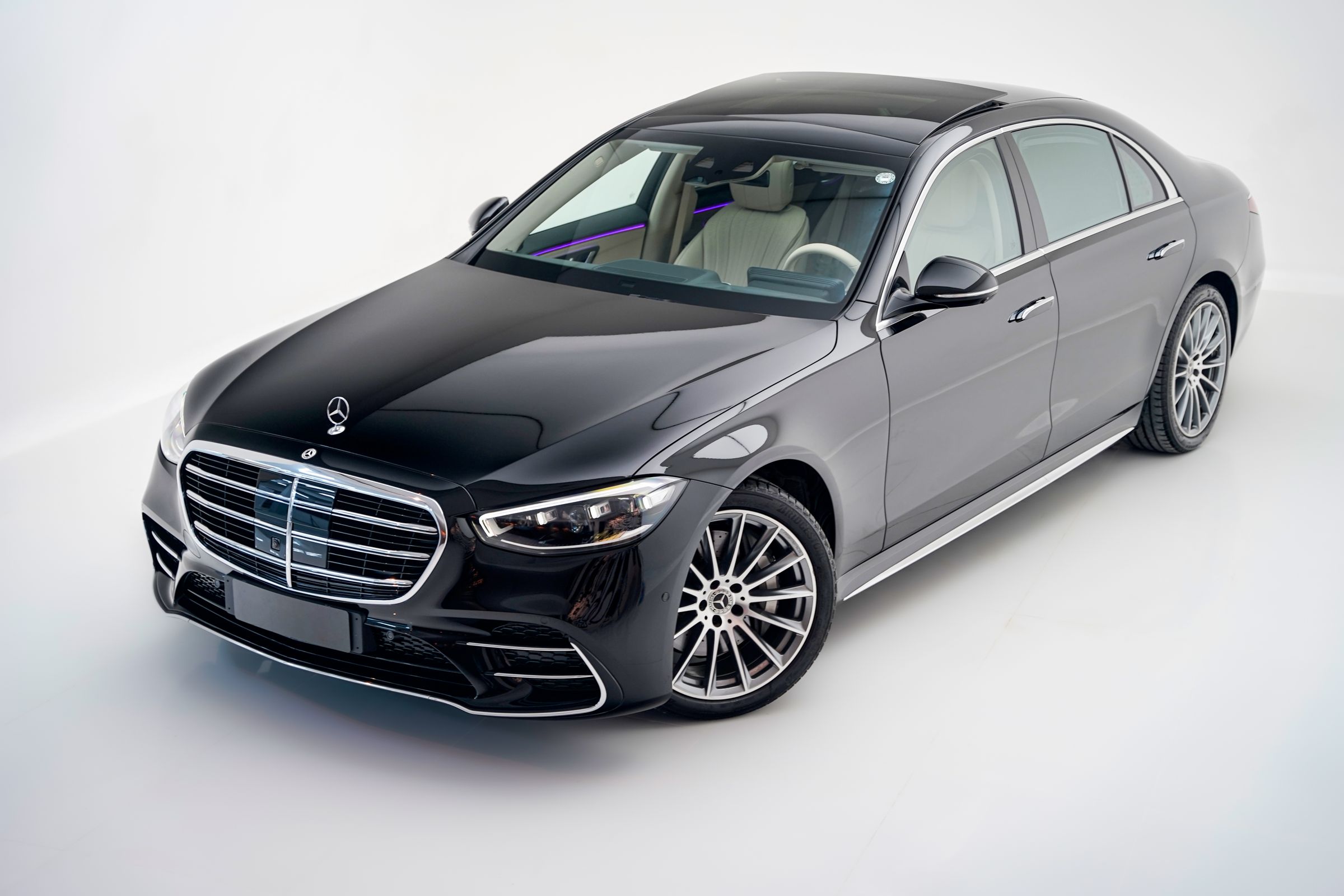 Moderne zwarte Mercedes-Benz S-Klasse in een rustige studio