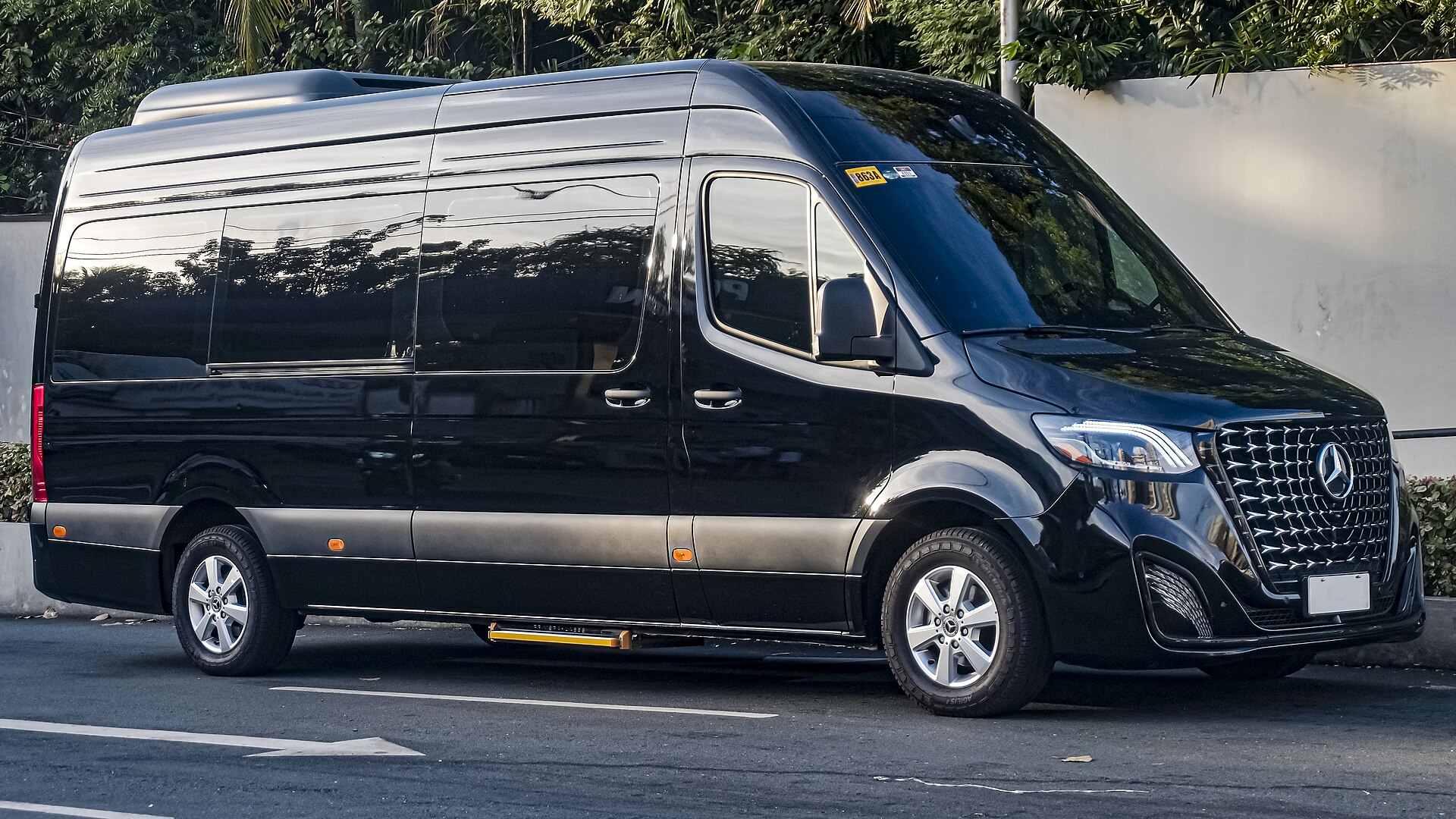 Zwarte Mercedes-Benz Sprinter voor groepsvervoer
